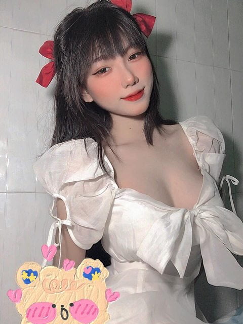 漂亮越南宝贝《Mi Trần》车头灯超大颗，忍不住让人摇晃屏幕 - 吾知舍