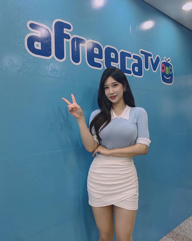 韩国Vlog美女《그릴래영》腰一弯就有无法忽视的风景 - 吾知舍