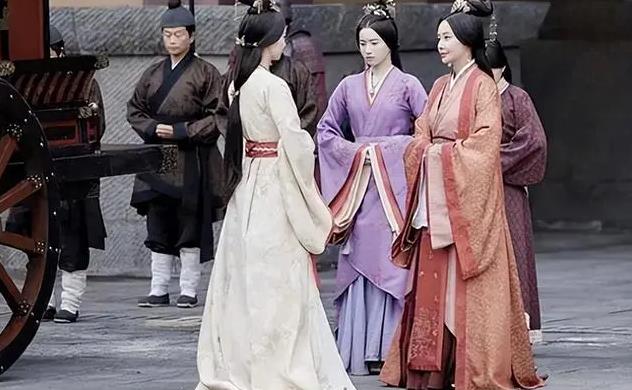 古代衣服那么长怎么上厕所？ - 吾知舍